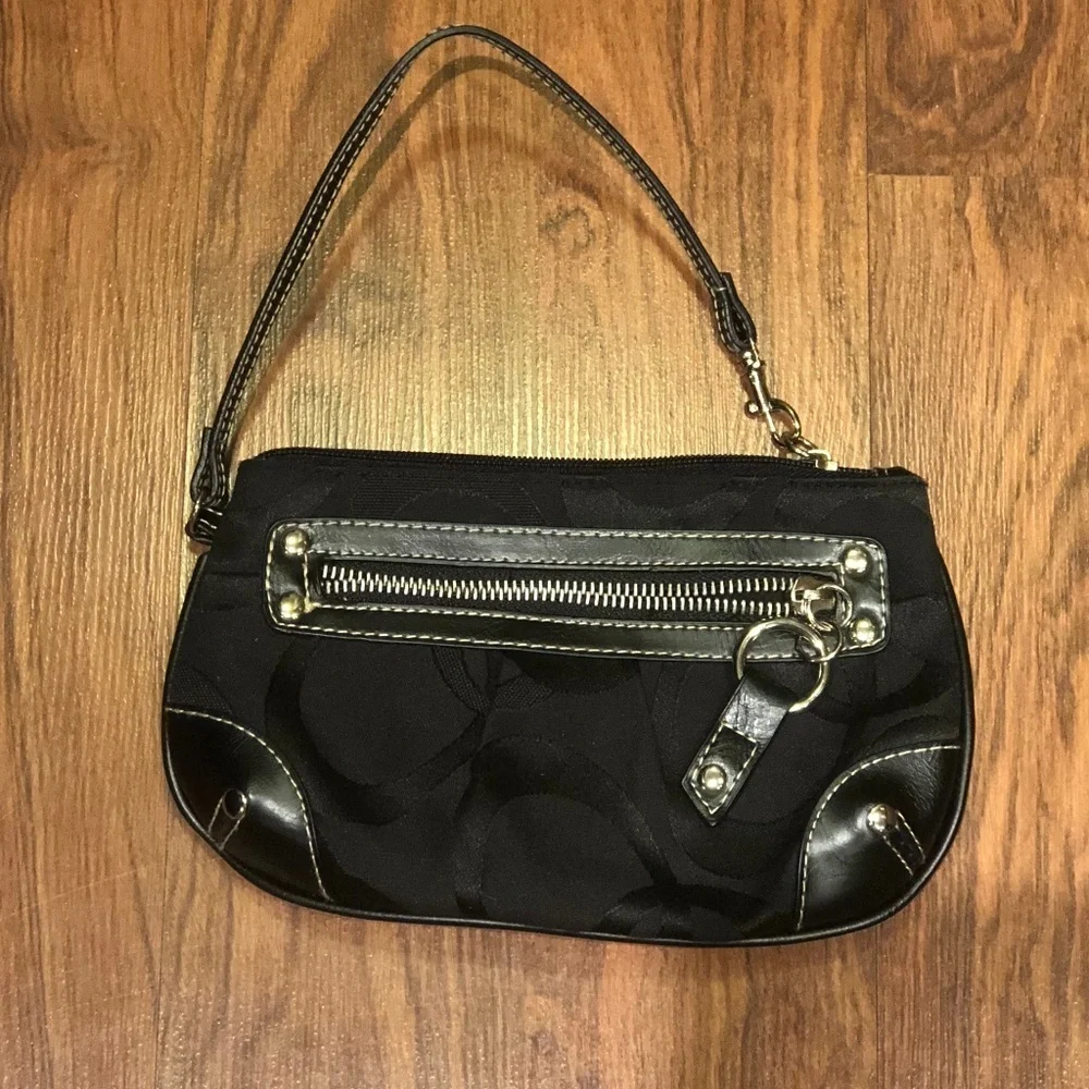 ⛱️Black Wristlet-sized Bag